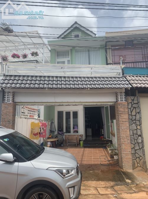 Cần bán nhà tại tp Đà Lạt 88.5m² 3 tầng, 3 phòng ngủ, 2 vệ sinh, sân đậu oto