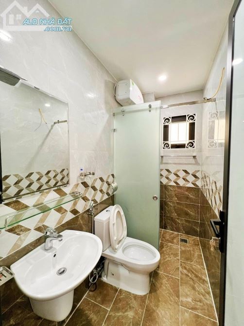 NHÀ LÔ GÓC KIM ĐỒNG - THANG MÁY - KINH DOANH - VỈA HÈ - Ô TÔ TRÁNH - 4
