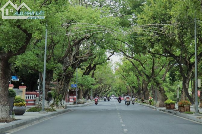 🔥🔥🔥 Mặt tiền gần kề sông Hương thơ mộng, sát bên trường Quốc Học Huế, ngang gần 20m