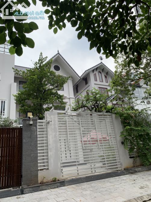 Cho thuê (CẢ NHÀ) biệt thự KĐT Dịch Vọng-Cầu Giấy,DT 200m,3 tầng ,MT 10m,Giá 55tr/th.