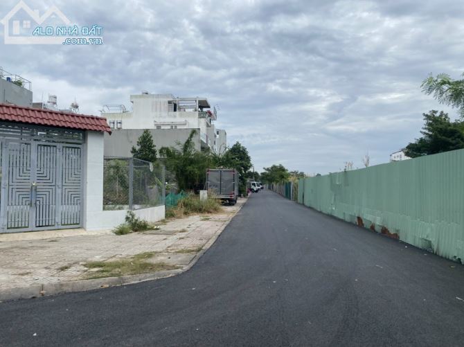 Bán đất mặt tiền hẻm 249 hoàng hữu nam .P tân phú . Q9( ngang 5) - 2