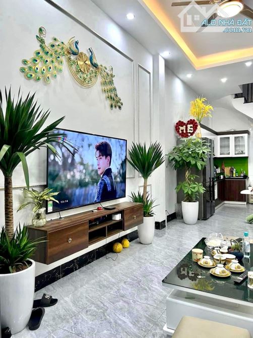 Bán nhà Phạm Văn Bạch-Tân Bình 2 tầng DT48m2 với giá 2,4 tỷ, tặng toàn bộ nội thất, hẻmoto