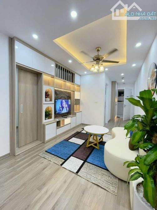 Ngã Tư Sở - Nhà 40m2 x 6t thang máy - Ô tô đô x gần - Cách phố 15m