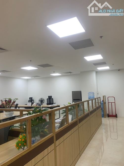 Cho thuê vp siêu đẹp cạnh trung tâm hội nghị Quốc Gia; 209m2; giá 65tr full nội thất.