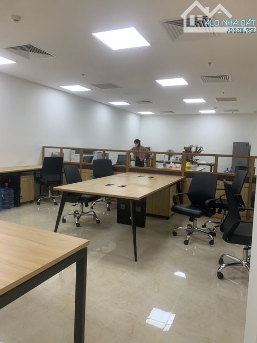 Cho thuê vp siêu đẹp cạnh trung tâm hội nghị Quốc Gia; 209m2; giá 65tr full nội thất. - 1