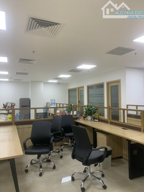 Cho thuê vp siêu đẹp cạnh trung tâm hội nghị Quốc Gia; 209m2; giá 65tr full nội thất. - 2