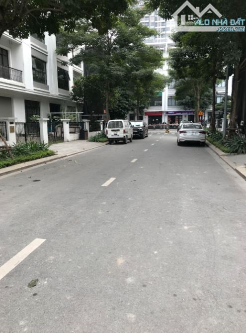 Cần bán gấp đất Phú Diễn, Phân Lô, Oto tránh, KD, Vỉa hè. DT 46m2, Giá 11 Tỷ.