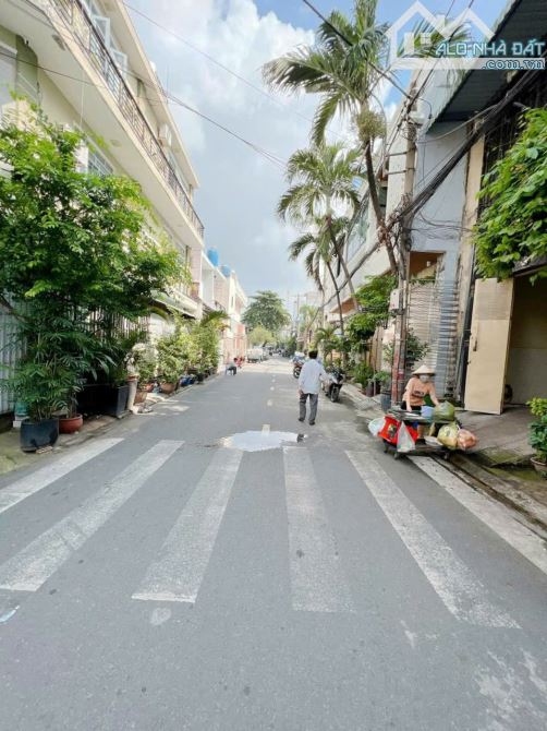 CHDV MẶT TIỀN GẦN CHỢ TÂN PHÚ- HÒA BÌNH-72M- 6 TẦNG THANG MÁY- THU 5OTR- 11 TỶ XÍU