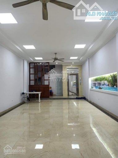 Cho thuê nhà phân lô tại Trung Kính Lớn. DT: 80m2 * 5 tầng. MT: 5m. Giá: 33 triệu - 4