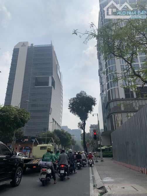 Ngộp Bank. Building MT Hai Bà Trưng Q3. 8x27m, Hầm 11 Tầng. HĐ 500 Triệu/Th. Giá Chỉ 150tỷ