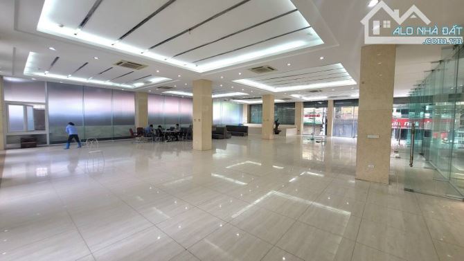 Cho thuê mặt bằng văn phòng làm việc, showroom ở đường Láng, giá tốt