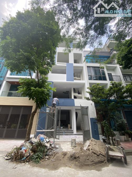 Cho thuê nhà 108 Nguyễn Trãi, phố Cự Lộc,  Nhà mới tinh, DT 100m2, 6 tầng, MT 6m,