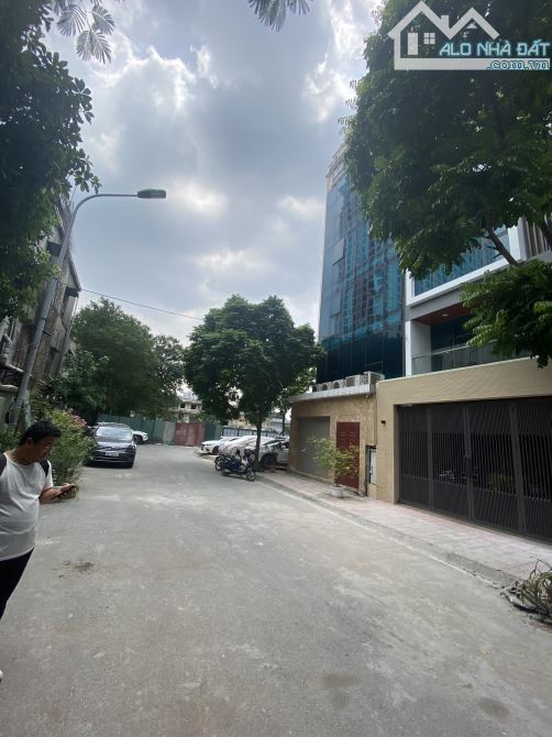 Cho thuê nhà 108 Nguyễn Trãi, phố Cự Lộc,  Nhà mới tinh, DT 100m2, 6 tầng, MT 6m, - 1