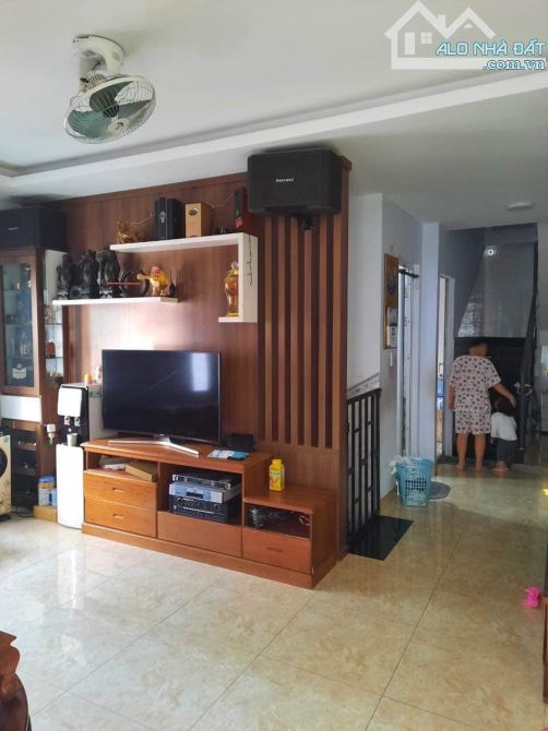 BÁN CĂN GÓC HẺM XE HƠI gần Dương Quảng Hàm 5,2x14m 3 tầng 65m2 chỉ 7,9 tỷ TL - 1