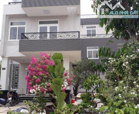 bán biệt thự Xuân Thủy. DT (13x28) CN 335m2. 3 Tầng. Giá 40 tỷ thương lượng
