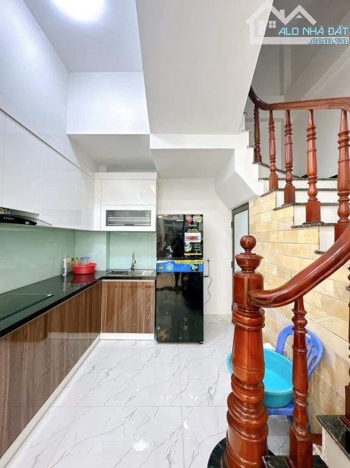 Bán nhà Mặt Ngõ Quỳnh, Hai Bà Trưng 32m x  5 Tầng, Giá 7.4 tỷ. Nhà mớ đẹp,ôtô k.doanh tốt.