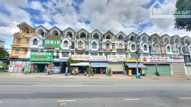 Nhà mặt tiền kinh doanh đường ĐT 743A gần ngã tư Bình Thung, 702 Dĩ An