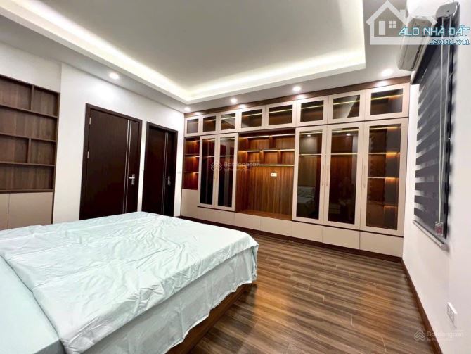 Cần bán nhà phố Nguyễn Văn Cừ 70m2 - 6 tầng có Thang máy - Gara 2 ô tô - full nội thất - 3