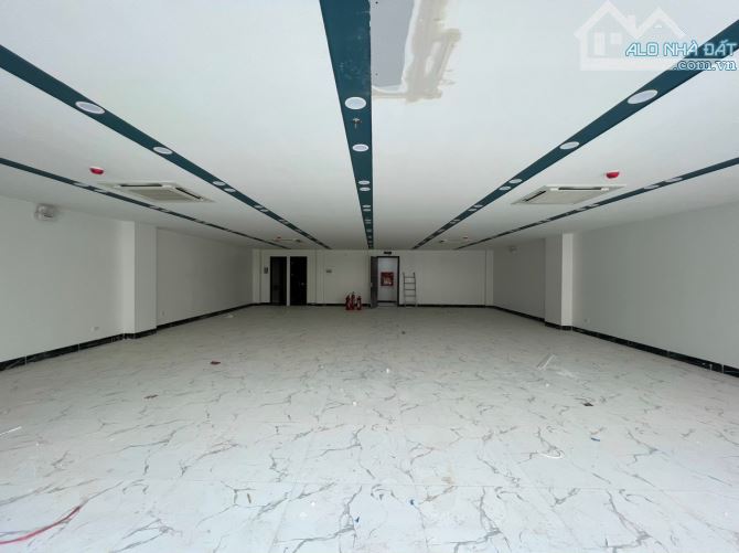 Bán tòa nhà quận Cầu Giấy. 190m2, 9 tầng, MT 11m. Có PCCC, hoàn công. Cho thuê 400tr/th