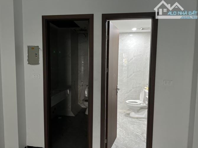 Bán tòa nhà quận Cầu Giấy. 190m2, 9 tầng, MT 11m. Có PCCC, hoàn công. Cho thuê 400tr/th - 2
