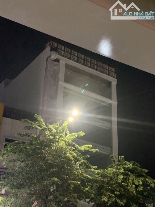 Bán tòa nhà quận Cầu Giấy. 190m2, 9 tầng, MT 11m. Có PCCC, hoàn công. Cho thuê 400tr/th - 6