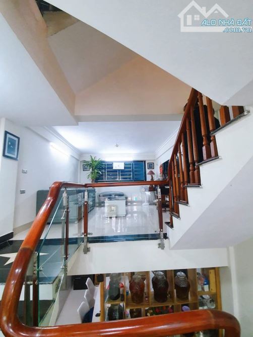 Mặt phố đẹp lung linh, nhà mới xây, nở hậu, vị trí đỉnh nhất phố , kinh doanh năm bờ oăn !