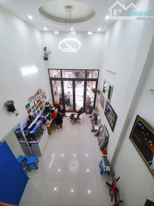 Mặt phố đẹp lung linh, nhà mới xây, nở hậu, vị trí đỉnh nhất phố , kinh doanh năm bờ oăn ! - 3