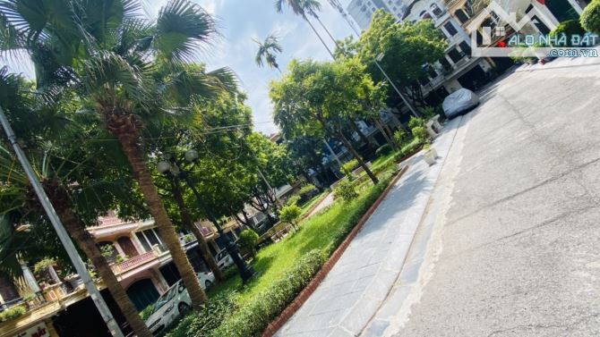 Bán Nhà Gara Ô tô – Dân trí cao DT 62m2 x5T - 10.5 tỷ -KĐT Định Công rợp bóng cây xanh .