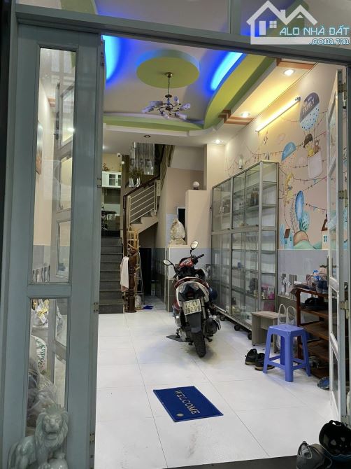 Kẹt tiền chị Hoa gởi bán gấp nhà đẹp lạ có 1 không 2, gần CV Lê Thị Riêng, 43m2,