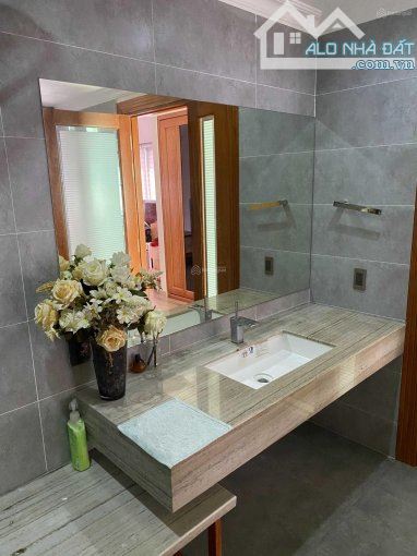 Ngộp Bank! Bán gấp biệt thự Nguyễn Văn Trỗi P1 Tân Bình DT: 10x22m 4 Tầng Thang Máy 29 Tỷ - 1