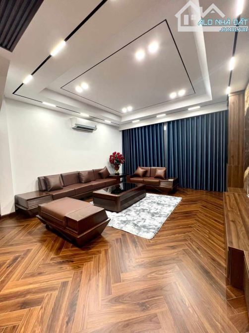 BÁN GẤP NHÀ ĐẸP PHỐ NGUYỄN VĂN CỪ. 70M x 6T THANG MÁY - FULL NỘI THẤT, GARA 2 Ô TÔ - 2