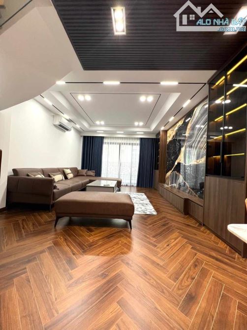 BÁN GẤP NHÀ ĐẸP PHỐ NGUYỄN VĂN CỪ. 70M x 6T THANG MÁY - FULL NỘI THẤT, GARA 2 Ô TÔ - 4