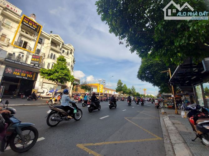 Bán nhà ngay ermart Phan Văn Trị - Phạm Văn Đồng 60M Hẻm xe hơi thông
