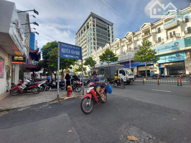 Bán nhà ngay ermart Phan Văn Trị - Phạm Văn Đồng 60M Hẻm xe hơi thông - 1
