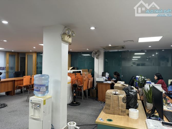 Cho thuê sàn văn phòng 370m2 mặt phố Nguyên Hồng - Quận Đống Đa