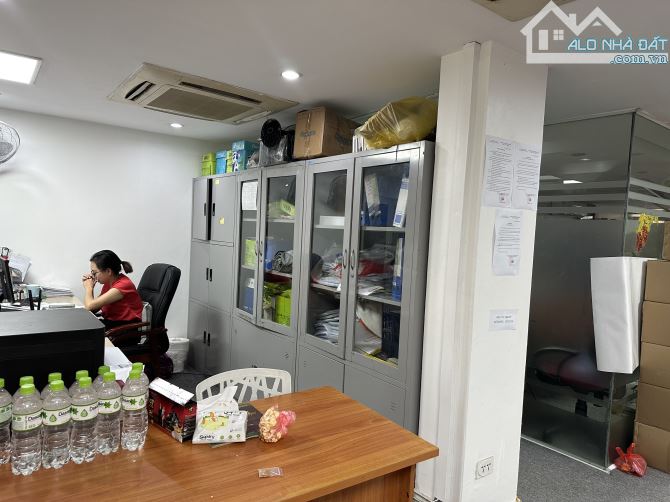 Cho thuê sàn văn phòng 370m2 mặt phố Nguyên Hồng - Quận Đống Đa - 2