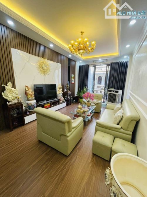 GIẢM 1 TỶ, BÁN NHÀ PHỐ NGUYỄN SƠN 72M x 5T THANG MÁY, FULL NỘI THẤT, GARA. 17.5 TỶ