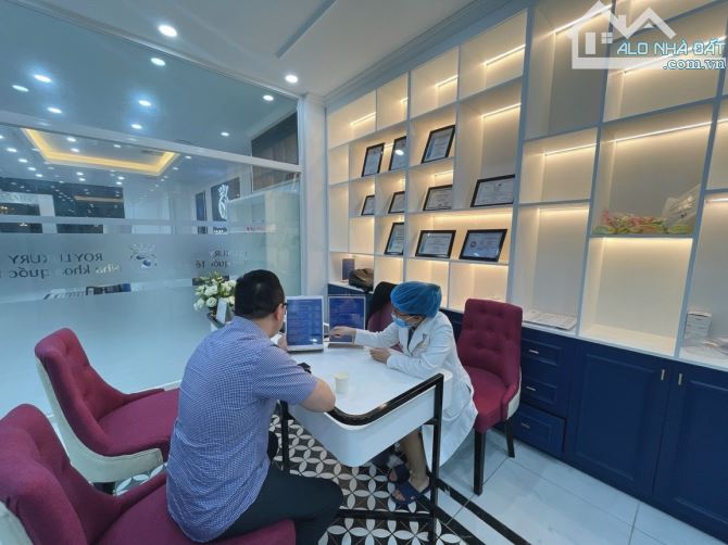 Bán shophouse Royal City. 72 nguyễn trãi, Căn tầng 1 mặt Quảng Trường lớn vị trí đẹp nhất