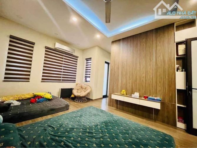 Hoàng Cầu, sát công viên, ngõ như phố, nhà đẹp 60m2, mt 6m, ô tô ngủ nhà, 17.1 tỷ. - 2