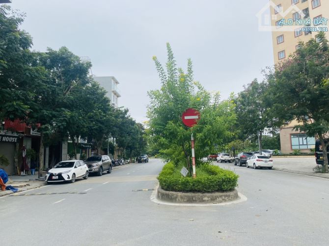 Đấu giá Giang Biên, Việt Hưng, Vỉa hè 5m, mặt đường đôi, kinh doanh đỉnh, DT 100m2, MT 5m - 2