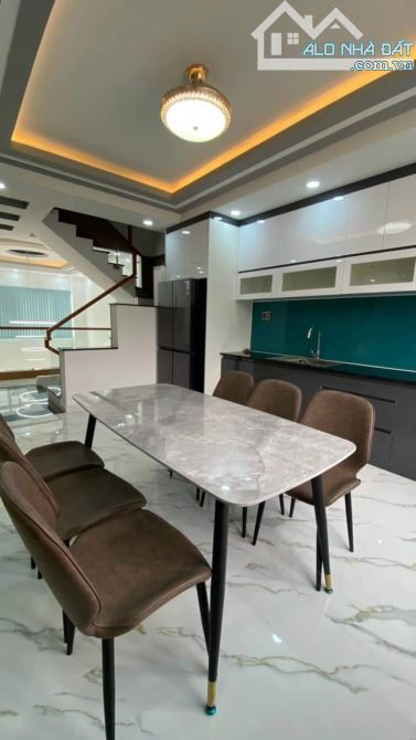 Ban nhà,  giá rẻ, đường NGUYỄN VĂN ĐỪNG. Q.5. Dt: 4m x 20m. Giá: 11 tỷ.