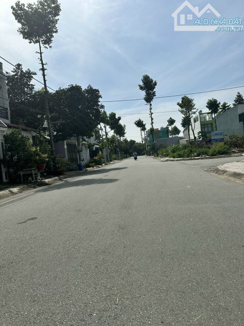 Nền thổ cư 5x17 xây dựng tự do,mặt tiền nhựa 8m,lề 3m,view công viên,gần sát Hóc Môn - 2