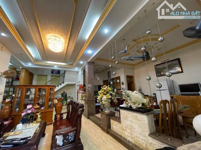 Siêu biệt thự Nguyễn Kiệm Phú Nhuận - 15x17m - 4 tầng - HĐT 100tr giá chỉ 32 tỷ.