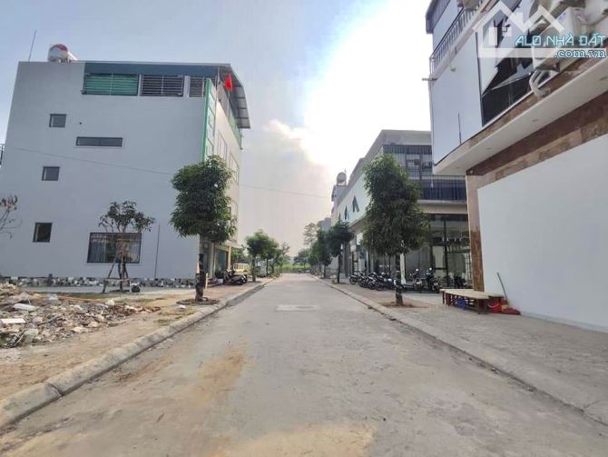 BÁN ĐẤT MẶT PHỐ 12 TỶ 135m MT 5m VỈA HÈ KINH DOANH THỊ TRẤN CHI ĐÔNG MÊ LINH HÀ NỘI - 2