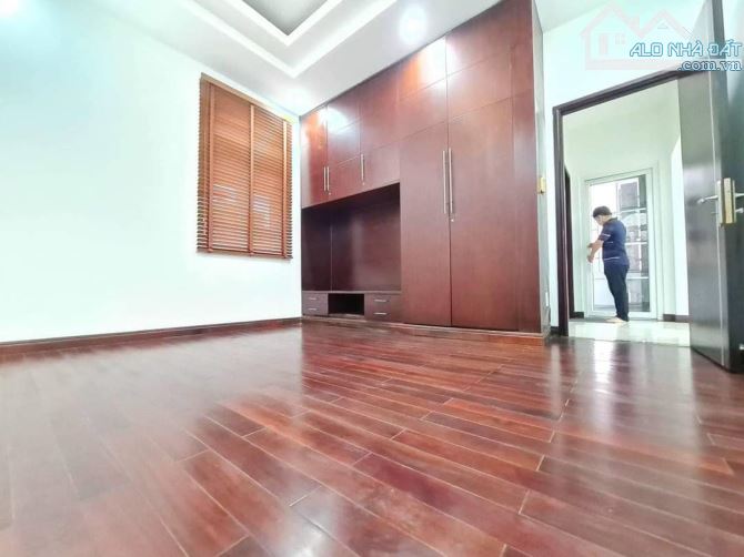 Cho Thuê Gấp Biệt Thự sân vườn hồ bơi QUốc Hương Thảo Điền, DT 400 m2 chỉ 4000 usd ( bao V - 1