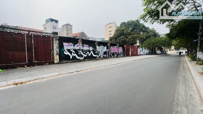 BÁN ĐẤT MẶT PHỐ TRÍCH SÀI - LÔ GÓC - VIEW HỒ.   DT: 768m2  MT60m - Giá 384 Tỷ.