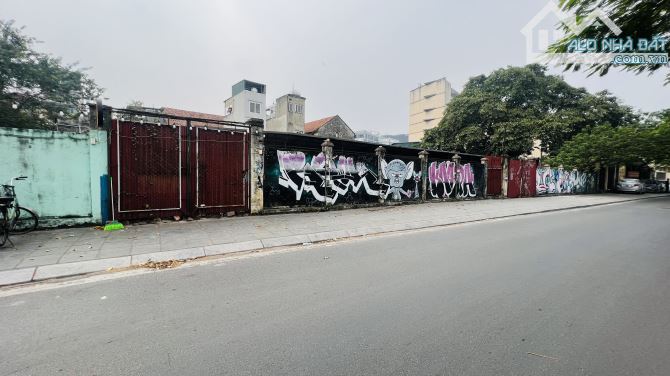 BÁN ĐẤT MẶT PHỐ TRÍCH SÀI - LÔ GÓC - VIEW HỒ.   DT: 768m2  MT60m - Giá 384 Tỷ. - 2