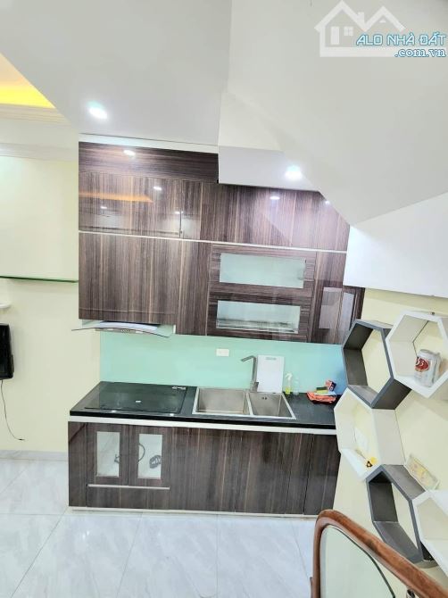 Cho thuê nhà 5 tầng ngõ Bùi Xương Trạch