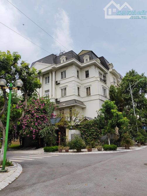 Biệt Thự Đỗ Quang, Trung Hoà. Dt 161m, Mt 12m, 50Tỷ. Vị trí cực đẹp, Tiện ích Vip, Ở Sướng