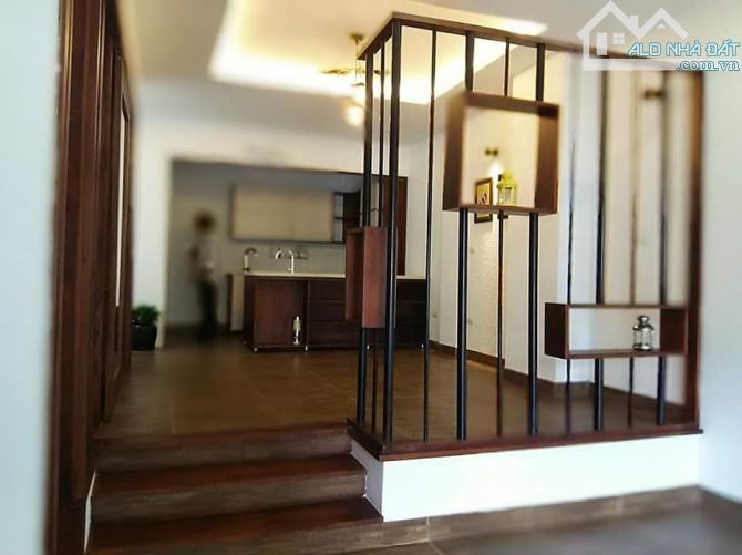 Bán nhà phố Lạc Long Quân Cầu Giấy phân lô ô tô lô góc ngõ thông 40m 5 tầng 7.4 tỷ